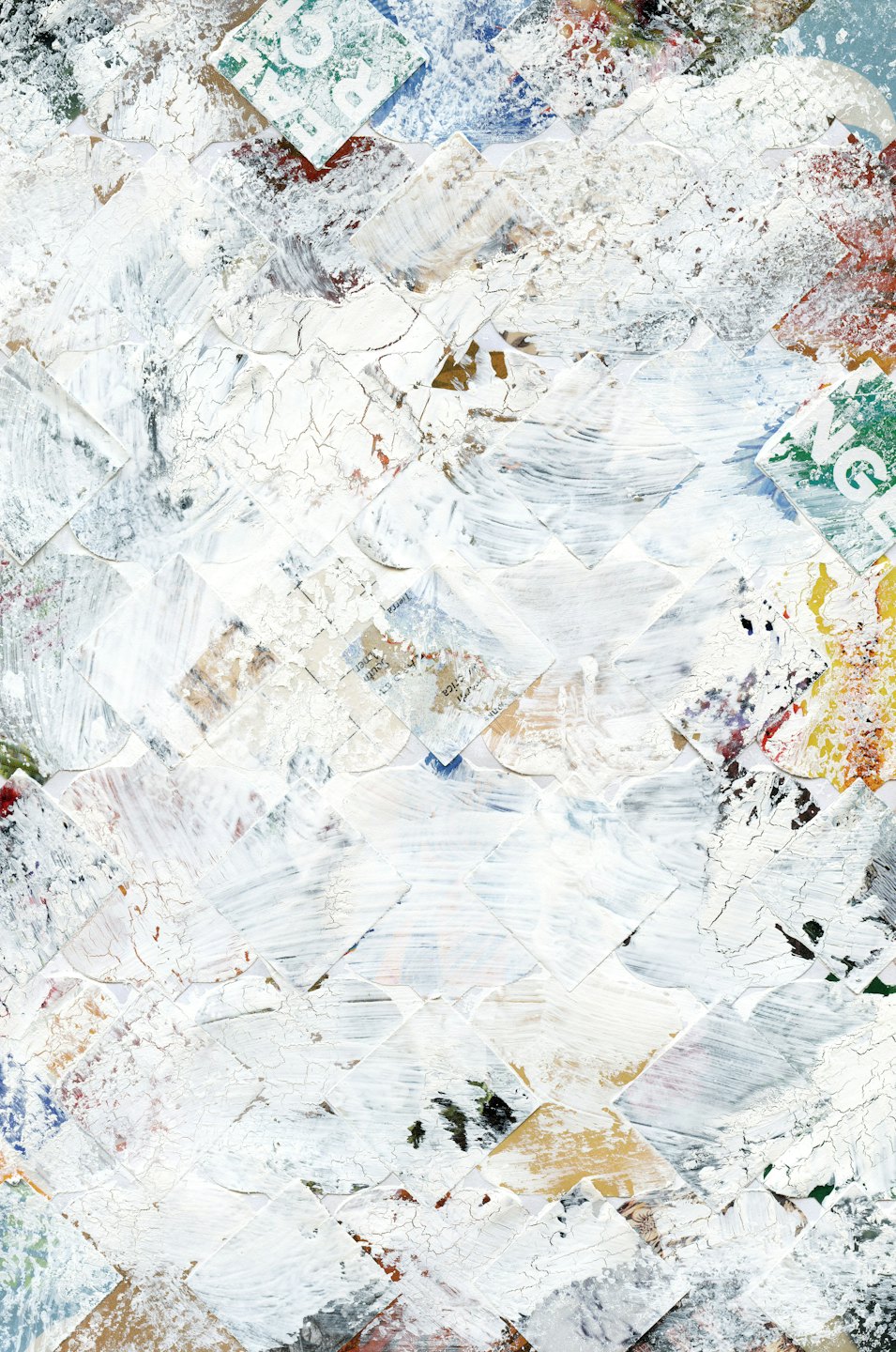 Pittura astratta materica con vernice bianca screpolata su carta.