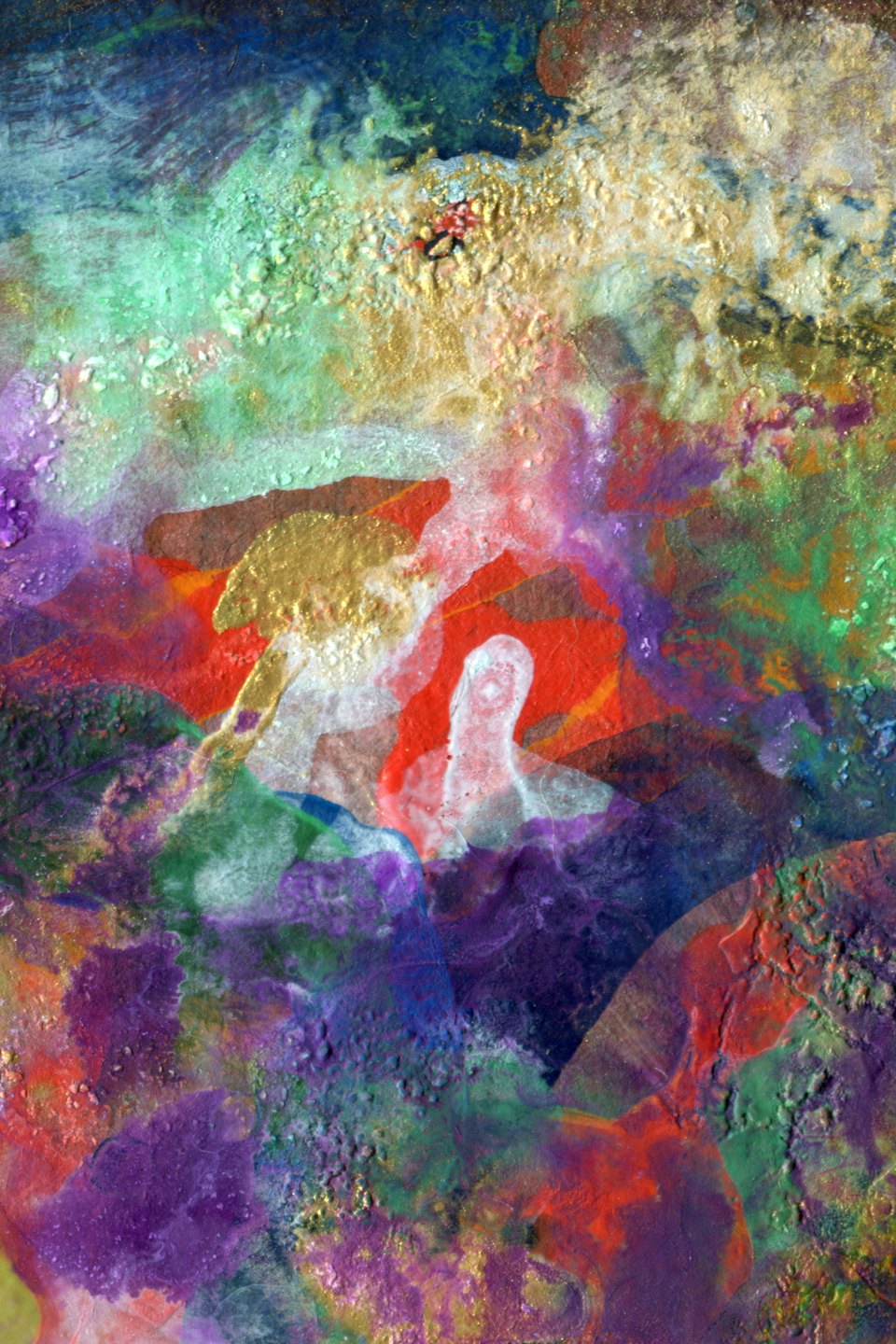 Arte astratta con vernice vorticosa rossa, viola, oro, verde e blu.