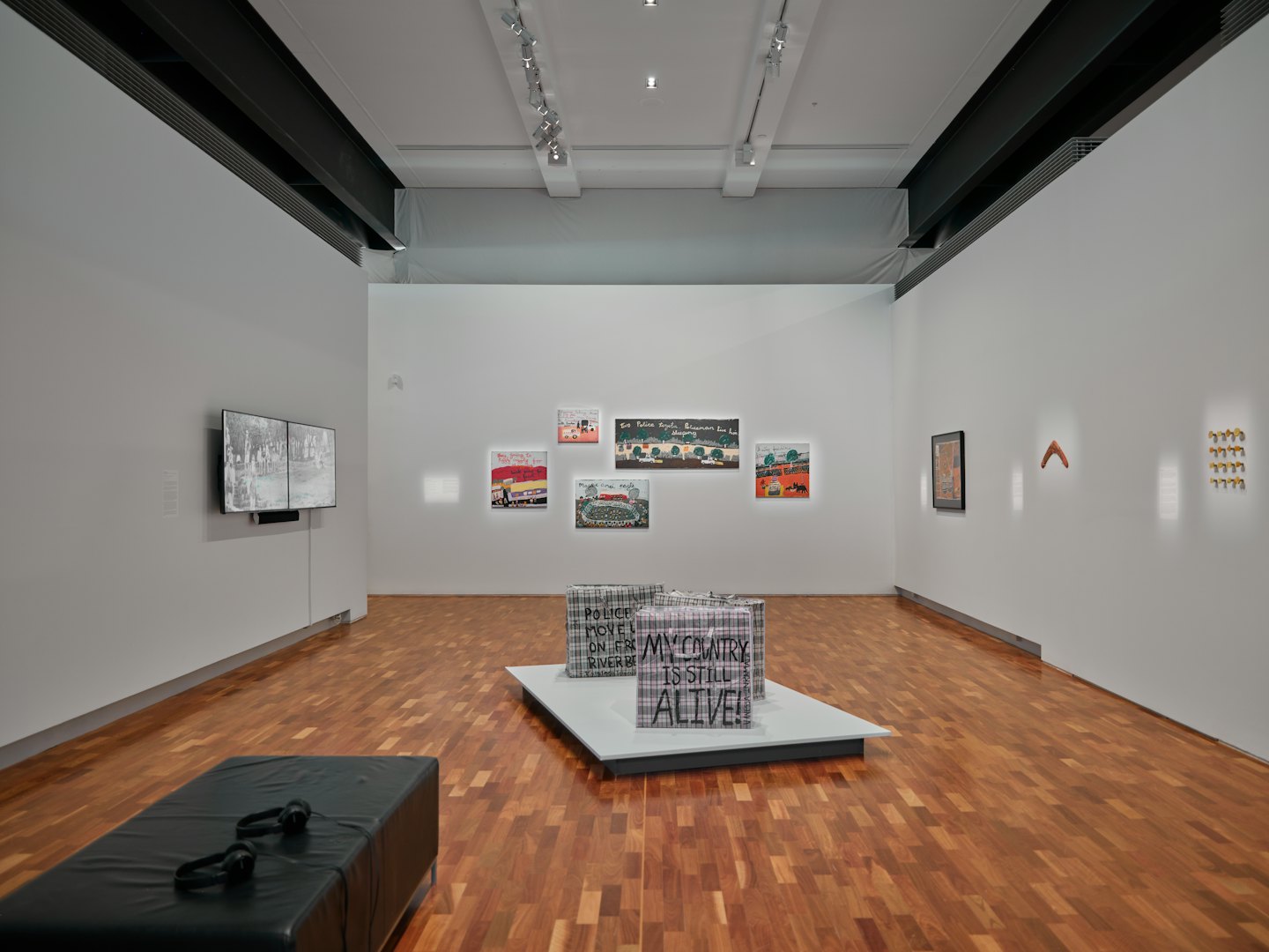 Galleria d'arte moderna con sculture diverse e installazioni video.