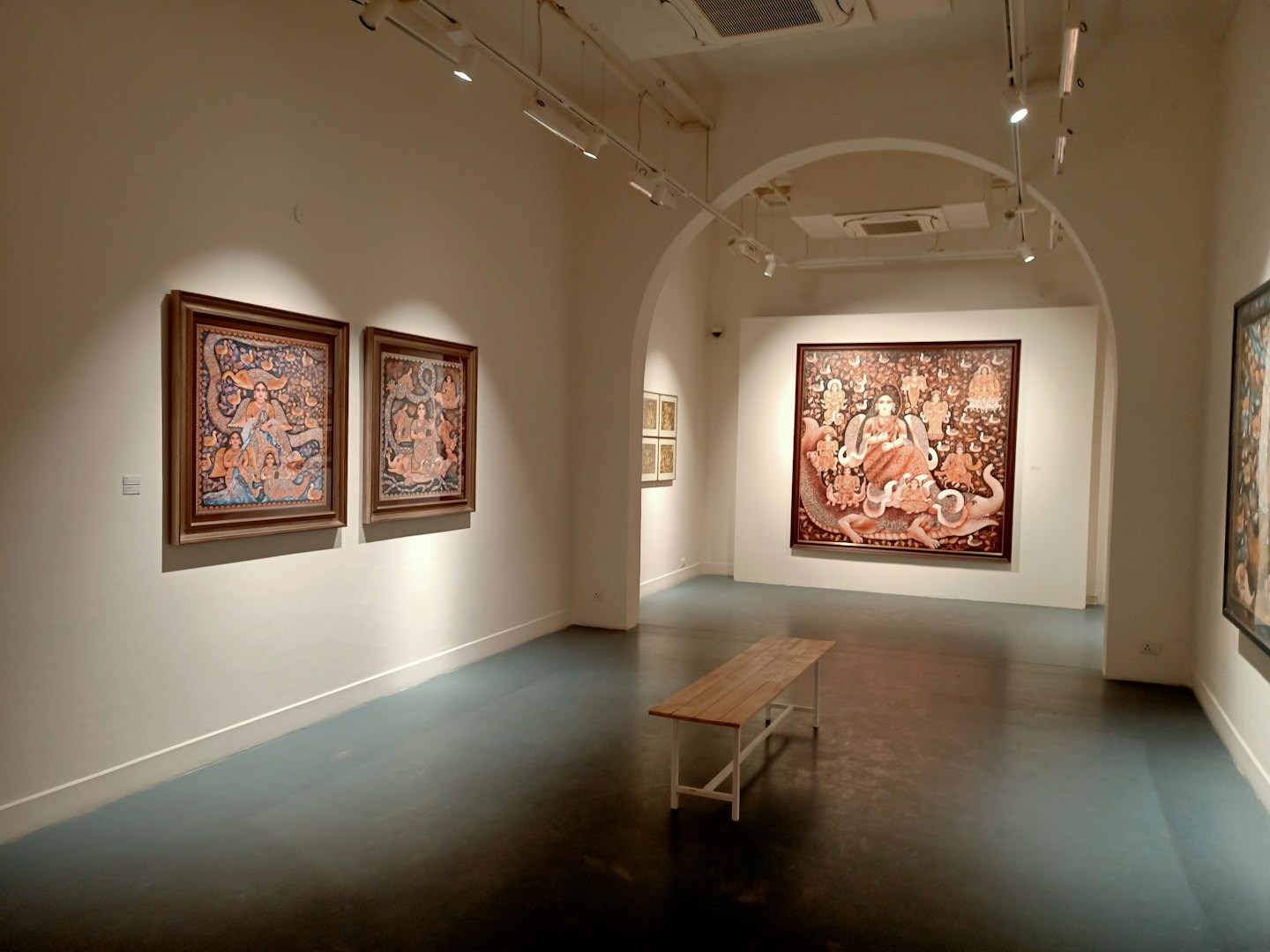 Una panca di legno in una galleria d'arte moderna bianca.
