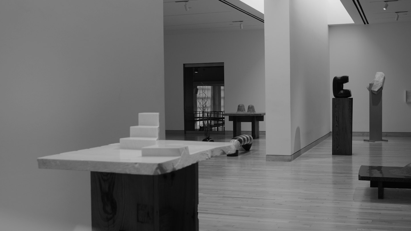 Galleria d'arte moderna con sculture astratte su pareti bianche.